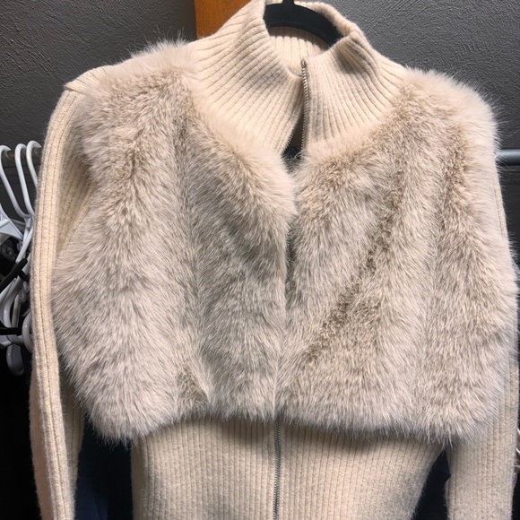 The softest zip up ever! - Picture 1 of 7